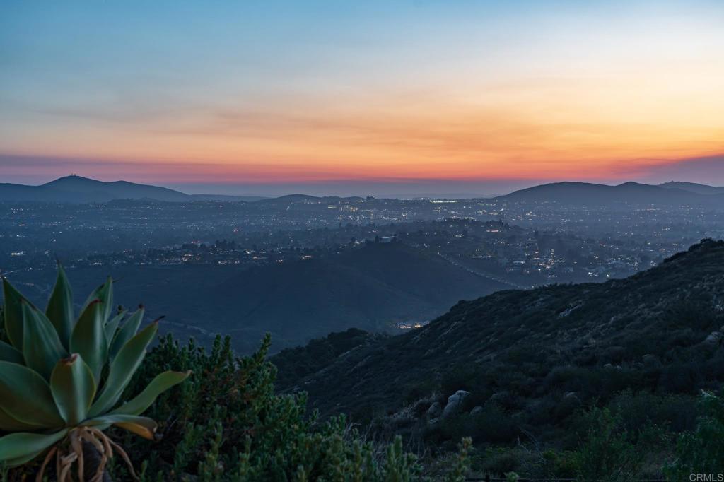 https://media.crmls.org/mediaz/1591c530-371a-4c57-aa93-16118dcc5a76.jpg?preset=X-Large