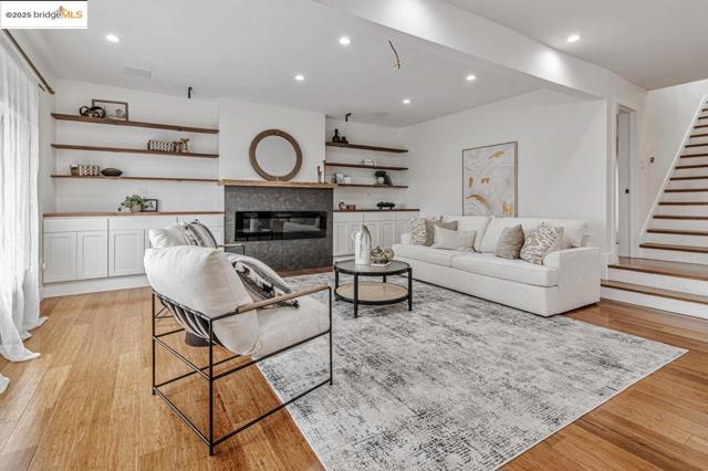 7900 Michigan Ave, Oakland CA: https://media.crmls.org/mediaz/15923c2d-cd32-4fcd-8ea1-87479c3974cf.jpg