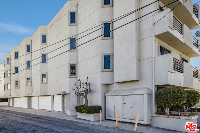 1216 S Saltair Avenue, Los Angeles CA: https://media.crmls.org/mediaz/1592e99b-ae46-41fe-862f-cb2651dceb20.jpg
