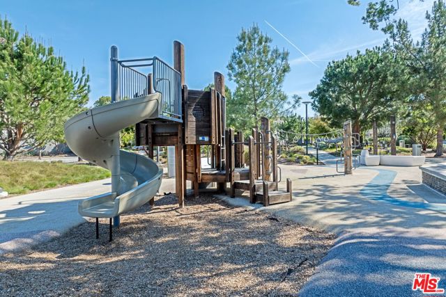 101 Stage, Irvine CA: https://media.crmls.org/mediaz/15942728-5a68-4648-a3a1-5ea1969f450b.jpg