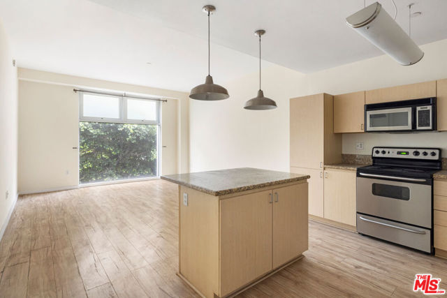 630 W 6th Street, Los Angeles CA: https://media.crmls.org/mediaz/1594cc0d-29ba-4bfb-a930-d4b60bc14693.jpg