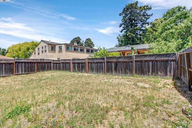 22013 Queen St, Castro Valley CA: https://media.crmls.org/mediaz/1594f588-e645-401c-a07f-288e8f2e7e31.jpg