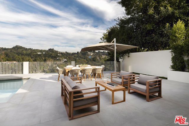 2612 Wallingford Drive, Beverly Hills CA: https://media.crmls.org/mediaz/15959935-2385-4d0a-a33e-6bf215bd388f.jpg