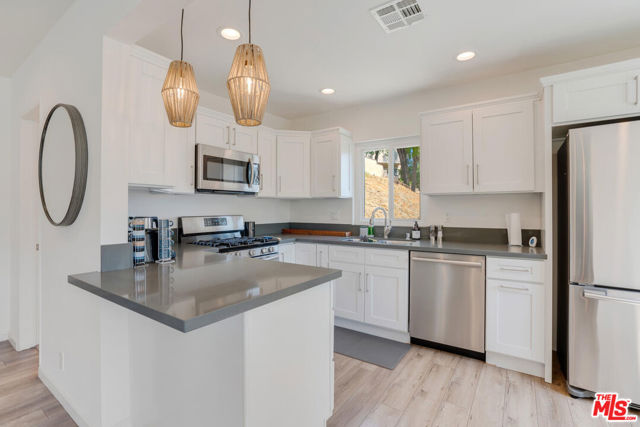 5343 TENDILLA Avenue, Woodland Hills CA: https://media.crmls.org/mediaz/1595b203-eabe-4a31-a3a8-f3234c101c0a.jpg