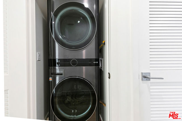 3288 N Canary Way, Los Angeles CA: https://media.crmls.org/mediaz/159643ae-2b84-4b90-8982-5e33ef2e15b9.jpg