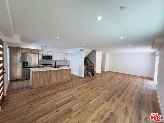 4454 Clinton Street, Los Angeles CA: https://media.crmls.org/mediaz/15972572-9b2e-41e8-8629-3f2cab72fff1.jpg