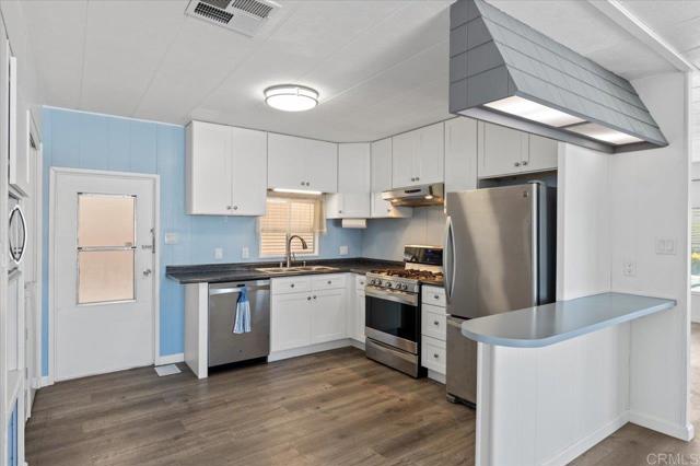 Detail Gallery Image 7 of 28 For 718 Sycamore Ave #109,  Vista,  CA 92083 - 2 Beds | 2 Baths
