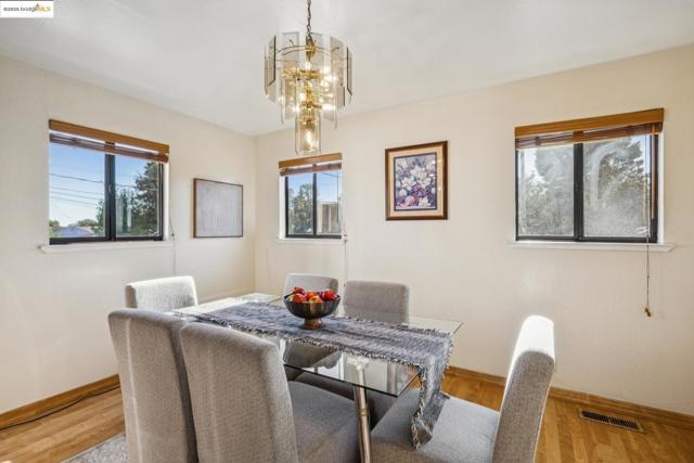 9090 Castlewood St, Oakland CA: https://media.crmls.org/mediaz/159adb6a-935b-48a1-8063-9aff2ae304e2.jpg