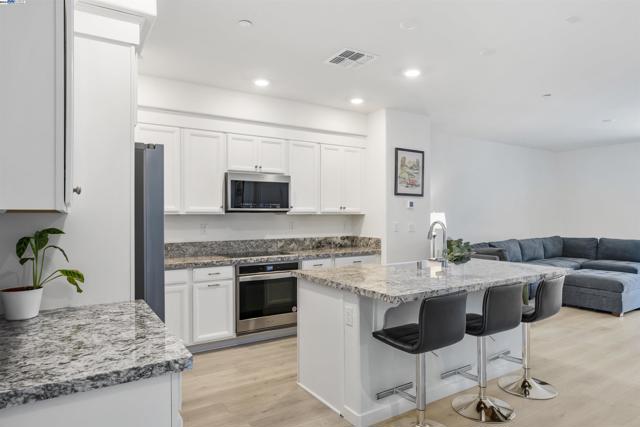 3062 Beaded Mist Walk, Sacramento CA: https://media.crmls.org/mediaz/159b0222-eb3d-4d32-92e1-9b03143ce4db.jpg