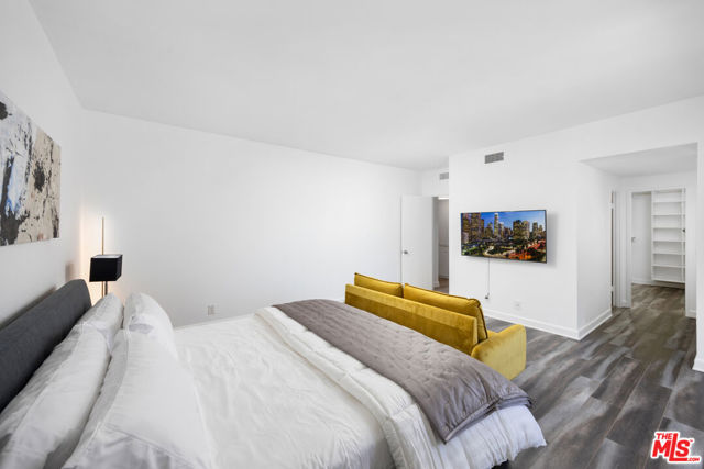 321 S San Vicente Boulevard, Los Angeles CA: https://media.crmls.org/mediaz/159b0ad4-c8b9-418b-9d46-9777921f8101.jpg