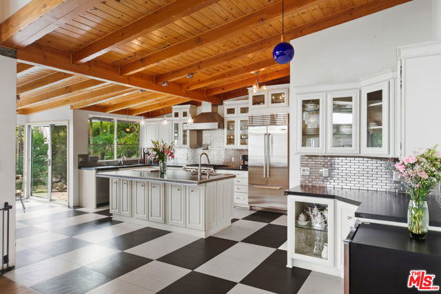 1470 N Tigertail Road, Los Angeles CA: https://media.crmls.org/mediaz/159b55d2-dd19-4627-9b82-21f199a81d1a.jpg