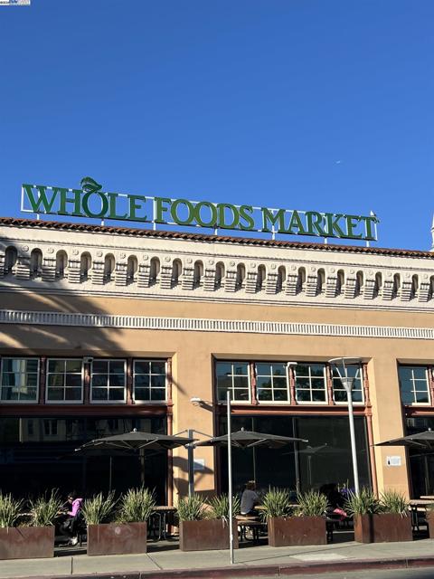 2349 Waverly St, Oakland CA: https://media.crmls.org/mediaz/159b589e-2543-4a7f-b07e-94bd355cfabe.jpg
