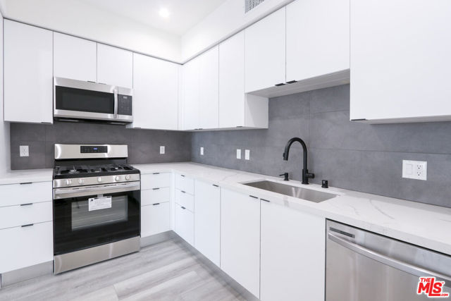 11800 Courtleigh Drive, Los Angeles CA: https://media.crmls.org/mediaz/159e16fa-bcc4-4c90-aef2-809de02a3368.jpg