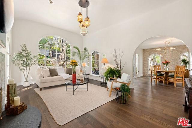 2276 La Granada Drive, Los Angeles CA: https://media.crmls.org/mediaz/159ed471-74ac-4f31-a09a-6608c5544d81.jpg