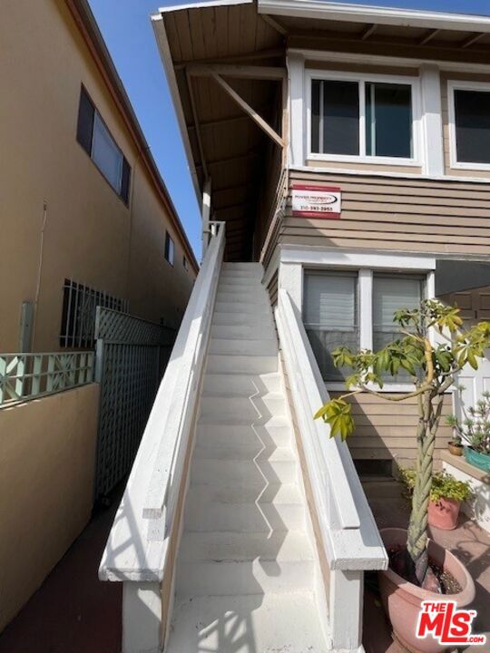 23 19th Avenue, Venice CA: https://media.crmls.org/mediaz/159f09c6-d6a6-4c6d-b16d-dedd86bf3ddc.jpg