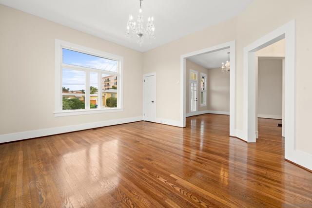 2104 Diamond St, San Diego CA: https://media.crmls.org/mediaz/159f5ccc-8090-4362-b15b-e3125c297a2c.jpg