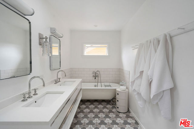 729 Superba Avenue, Venice CA: https://media.crmls.org/mediaz/15a0b78b-8f7a-48c5-99ff-c055e7bb07ca.jpg