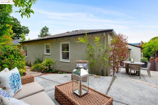 2250 Bywood Dr, Oakland CA: https://media.crmls.org/mediaz/15a0e252-676c-4ea6-8e3f-7c6cab0c8eda.jpg