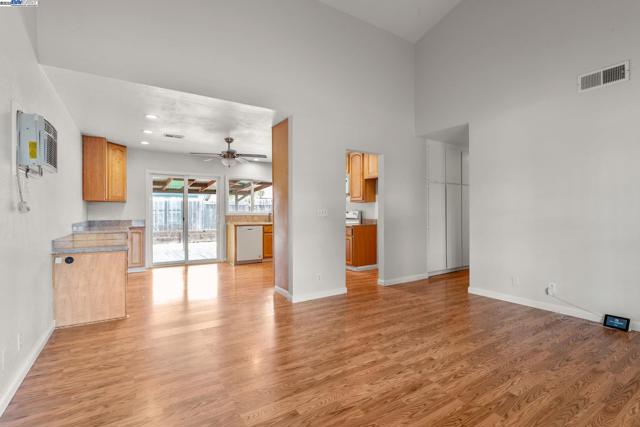 368 Helen Way, Livermore CA: https://media.crmls.org/mediaz/15a0e660-6665-48f3-96ae-c5e052d090a1.jpg