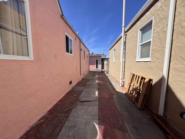 1527 77th Ave, Oakland CA: https://media.crmls.org/mediaz/15a12eef-d83a-4dc9-bf4d-d7277d3d268c.jpg