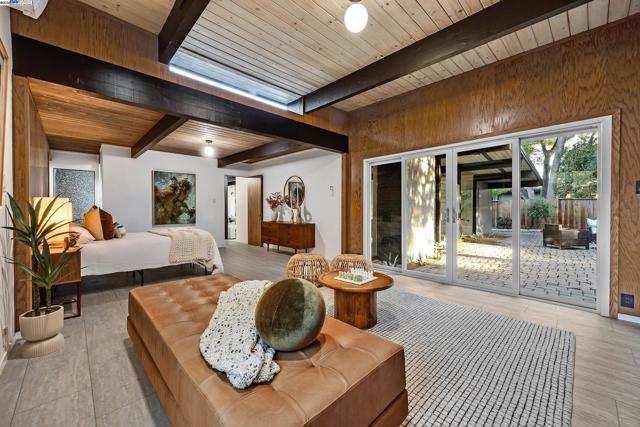 4004 Salem St, Concord CA: https://media.crmls.org/mediaz/15a161fc-fc17-4da1-9e8f-f1e695fbe64d.jpg