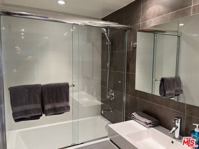 1440 Veteran Avenue, Los Angeles CA: https://media.crmls.org/mediaz/15a25ffd-0737-40e1-a0c7-7b6700596881.jpg