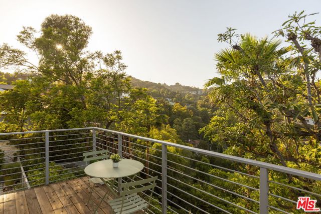 2500 Carman Crest Drive, Los Angeles CA: https://media.crmls.org/mediaz/15a27d47-8fd2-4a36-98d9-42915da2f60b.jpg