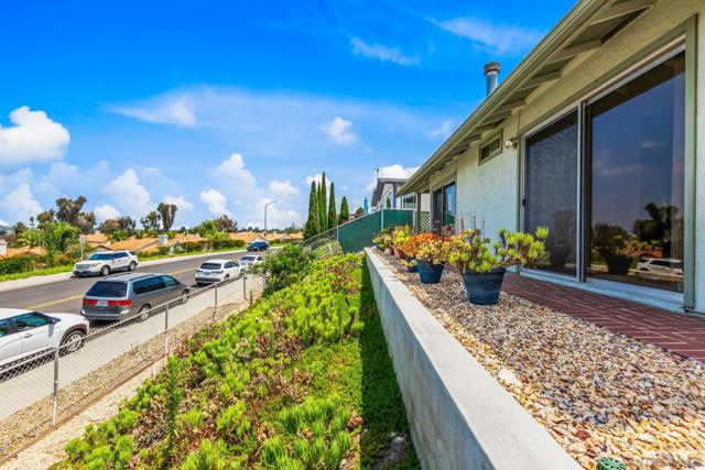 628 Via Santa Paulo, Vista CA: https://media.crmls.org/mediaz/15a30879-55e1-4408-80cc-225927c3421c.jpg