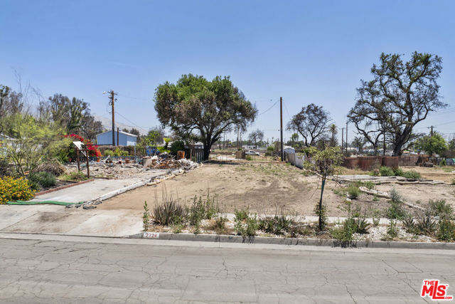 2724 Glen Avenue, Altadena CA: https://media.crmls.org/mediaz/15a3677b-826c-4fe7-96d9-079d323fba0e.jpg