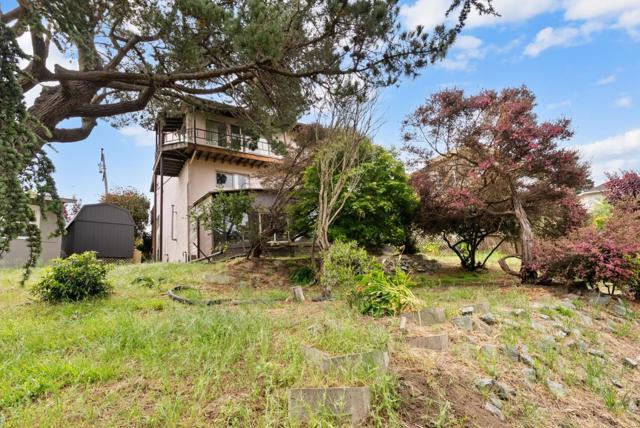 3705 Encline Way, Belmont CA: https://media.crmls.org/mediaz/15a3a26e-f44a-4bcb-8be2-16b70ff81c34.jpg