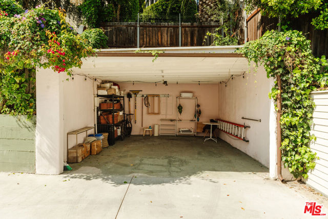 5163 Franklin Avenue, Los Angeles CA: https://media.crmls.org/mediaz/15a3d469-f6cc-4d30-9b0e-d732793164be.jpg