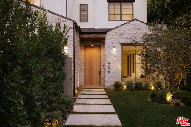 4209 Vantage Avenue, Studio City CA: https://media.crmls.org/mediaz/15a41aca-1bdd-47a6-a8c0-8c34383ec55e.jpg