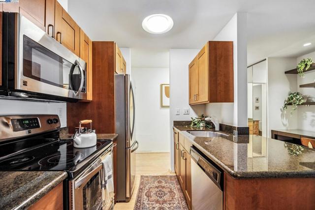 950 Shorepoint Ct, Alameda CA: https://media.crmls.org/mediaz/15a5cd97-d436-41bf-8e58-9ae858c2a187.jpg