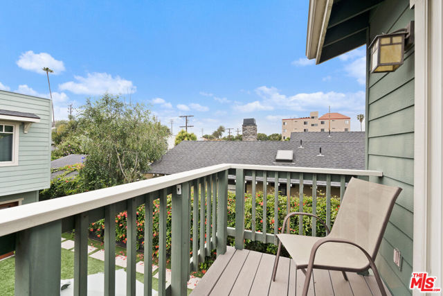 2439 Glyndon Avenue, Venice CA: https://media.crmls.org/mediaz/15a60597-cb5a-4cc5-9751-ca8babfe306f.jpg