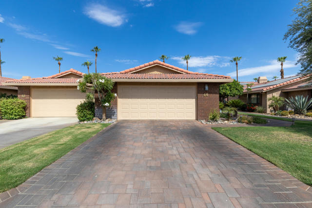 40 Joya Drive, Palm Desert CA: https://media.crmls.org/mediaz/15a651e1-fd92-4dba-b21d-03a6691b496a.jpg