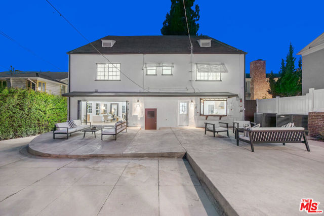 832 S Plymouth Boulevard, Los Angeles CA: https://media.crmls.org/mediaz/15a72931-a164-4ca7-b2c0-8a2ba8b93044.jpg
