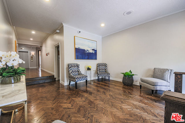 133 S Oakhurst Drive, Beverly Hills CA: https://media.crmls.org/mediaz/15a77bd0-e4ce-406e-a3cc-2133313aa0f8.jpg