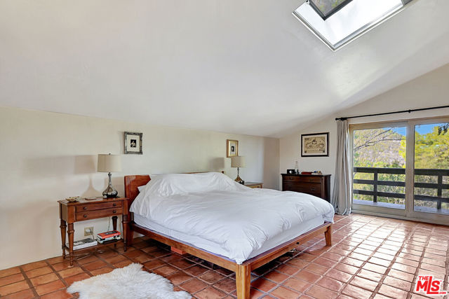 19805 Valley View Drive, Topanga CA: https://media.crmls.org/mediaz/15a7fa96-7f37-4e27-b4f7-37261d795921.jpg