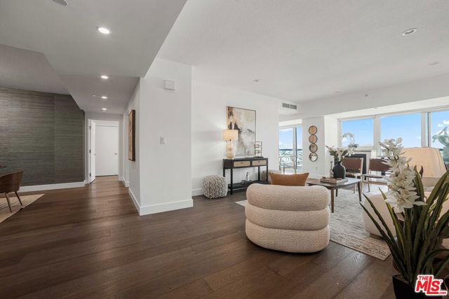 13600 Marina Pointe Drive, Marina del Rey CA: https://media.crmls.org/mediaz/15a87130-5cb5-46ac-a080-2754582306fb.jpg
