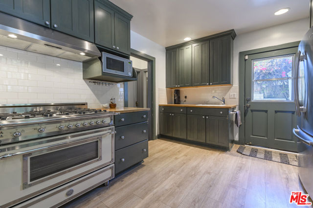 5181 Franklin Avenue, Los Angeles CA: https://media.crmls.org/mediaz/15a97140-6e8b-45fe-a90c-7a0d9c328072.jpg