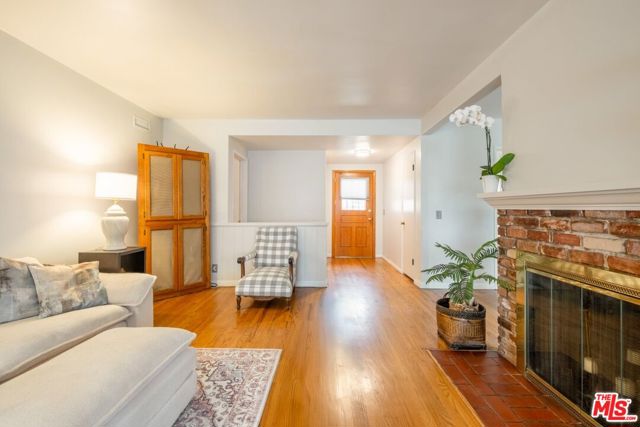 10725 S 8th Avenue, Inglewood CA: https://media.crmls.org/mediaz/15a9d1ab-f7da-42de-b65d-e9e738b11150.jpg