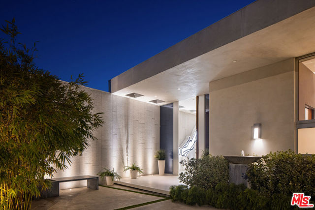 1645 Carla, Beverly Hills CA: https://media.crmls.org/mediaz/15a9e84f-1f46-4ac5-aa5f-9233b82845d9.jpg