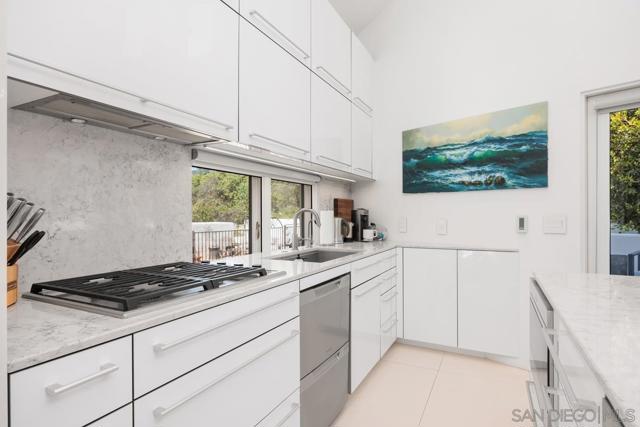 1729 Coast Blvd, Del Mar CA: https://media.crmls.org/mediaz/15aa24ba-5044-4ec8-bde3-47762232090f.jpg