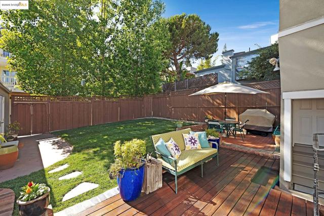 1047 Ranleigh Way, Piedmont CA: https://media.crmls.org/mediaz/15aa3bc6-669d-4ad4-aea9-99329b08be6f.jpg