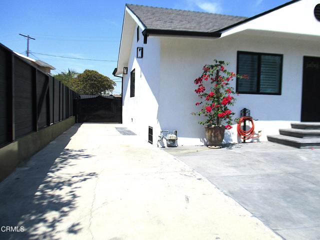 1121 La Puerta Street, Los Angeles CA: https://media.crmls.org/mediaz/15aac226-a0ff-46a6-adf4-ff4b357b26d0.jpg