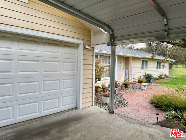 31229 Rolling Meadow Court, Coarsegold CA: https://media.crmls.org/mediaz/15ab5e49-0b8d-45a7-b6c5-327b90986a30.jpg