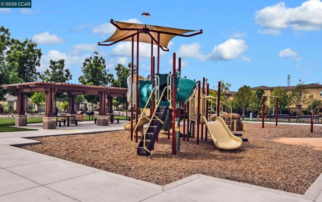 7774 Stoneleaf Rd, San Ramon CA: https://media.crmls.org/mediaz/15abc14e-0701-4340-99f8-c95ef6b84b4a.jpg