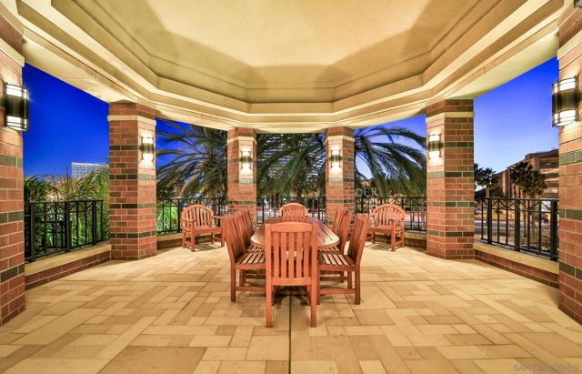 500 W Harbor Dr, San Diego CA: https://media.crmls.org/mediaz/15ac0f39-b1e9-4a21-8b05-5ee74d84fff6.jpg