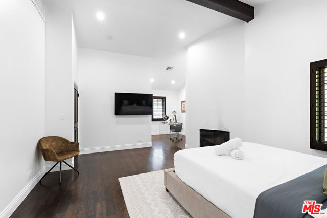 1110 N Beverly Glen Boulevard, Los Angeles CA: https://media.crmls.org/mediaz/15ac2f86-873e-4aaf-b128-7067a6680368.jpg