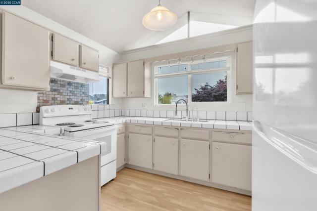 116 Falmouth Ct, Aptos CA: https://media.crmls.org/mediaz/15ad5f2e-8608-474f-8d75-585460e51e55.jpg